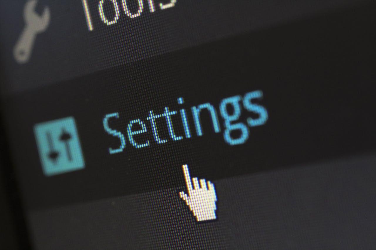 screen di uno schermo con raffigurata una scritta Settings