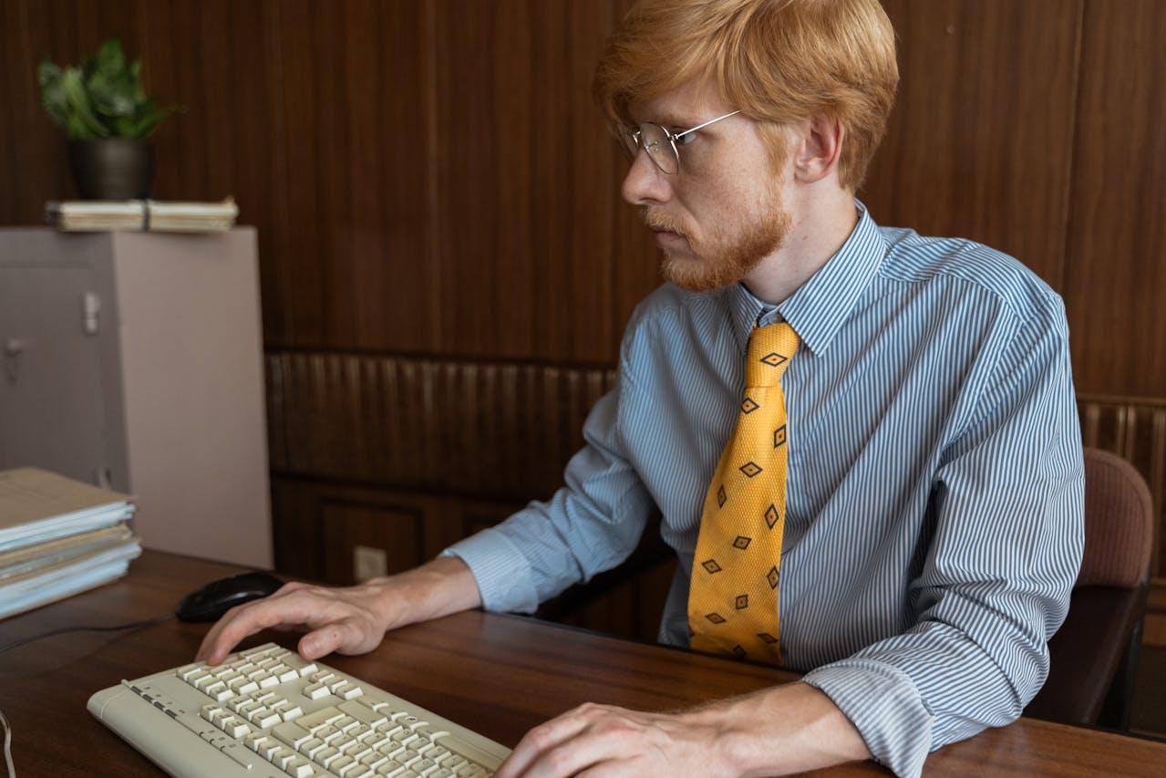 Immagine di un programmatore che scrive in una tastiera