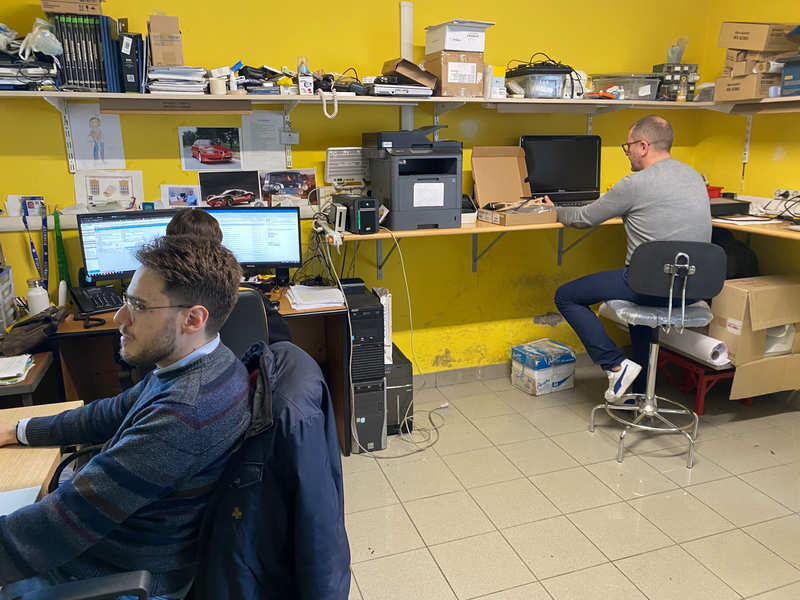 Un team di tecnici si occupa di manutenzione e supporto IT in azienda, garantendo efficienza e continuità ai sistemi informatici. Tecnici informatici al lavoro in ufficio con computer e stampanti per attività di assistenza sistemistica