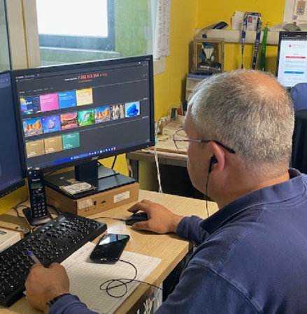 Un tecnico specializzato offre teleassistenza informatica, risolvendo problemi a distanza in modo rapido ed efficace. Illustrazione di un tecnico con cuffie che fornisce assistenza informatica da remoto tramite computer