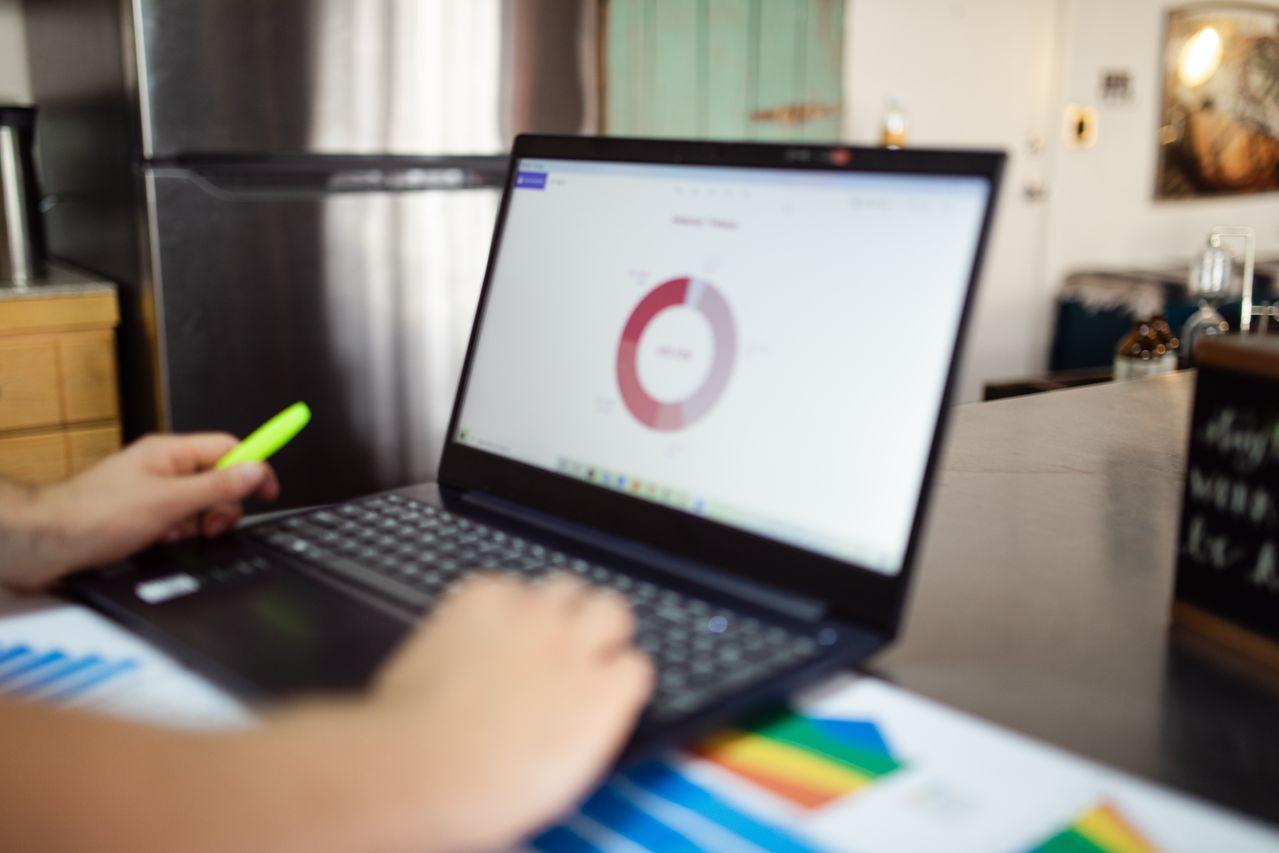 tecnico davanti al suo notebook al lavoro ad un grafico