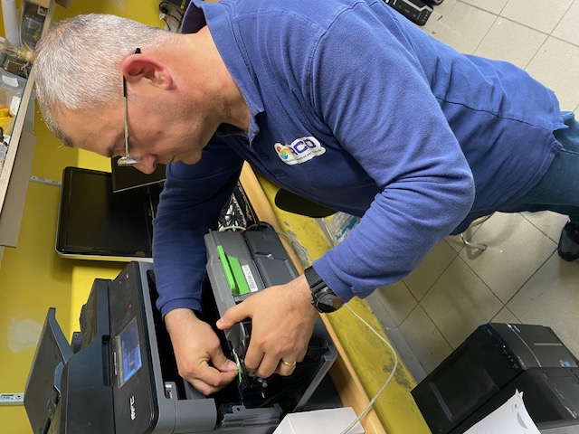 Un tecnico specializzato offre teleassistenza informatica, risolvendo problemi a distanza in modo rapido ed efficace. Illustrazione di un tecnico con cuffie che fornisce assistenza informatica da remoto tramite computer