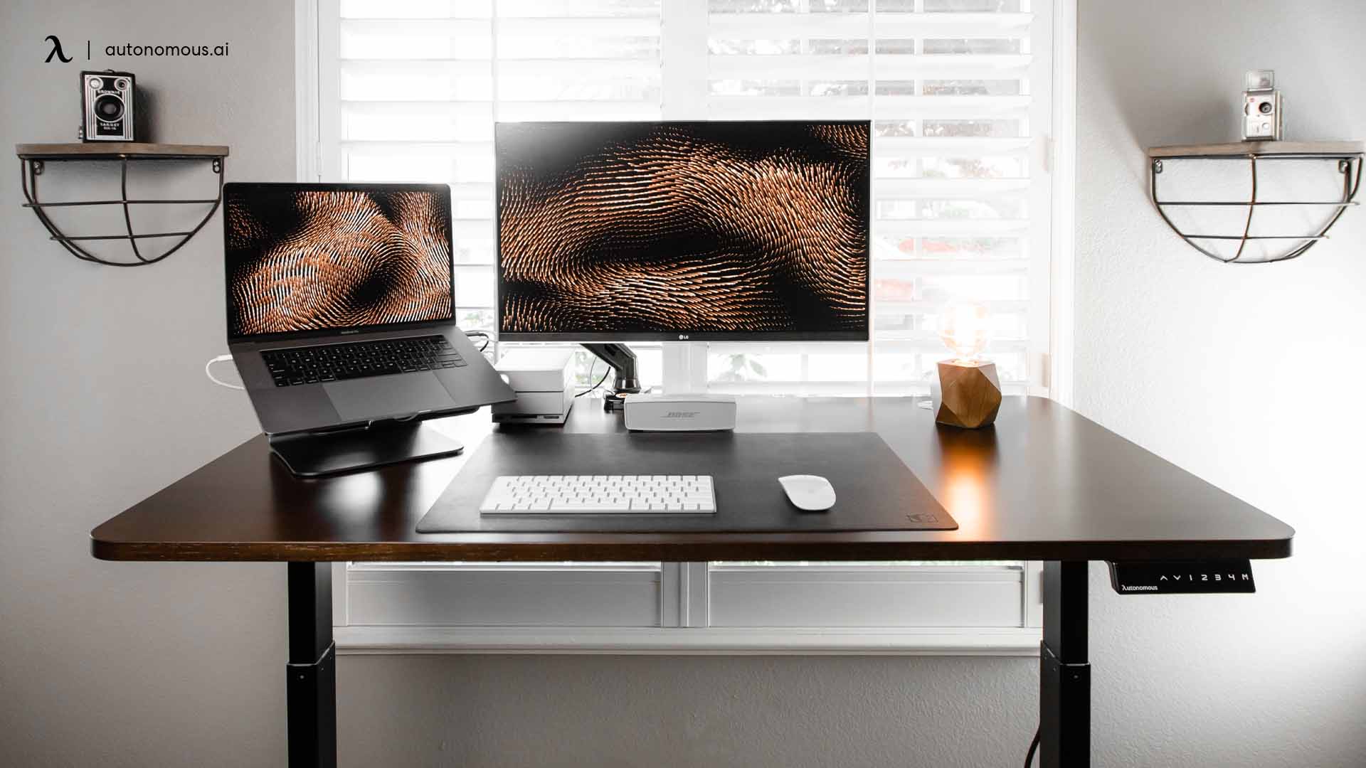 Workstation professionale in noleggio con monitor ultrawide, postazione ordinata e illuminazione naturale, ideale per uffici moderni e lavoro ad alte prestazioni
