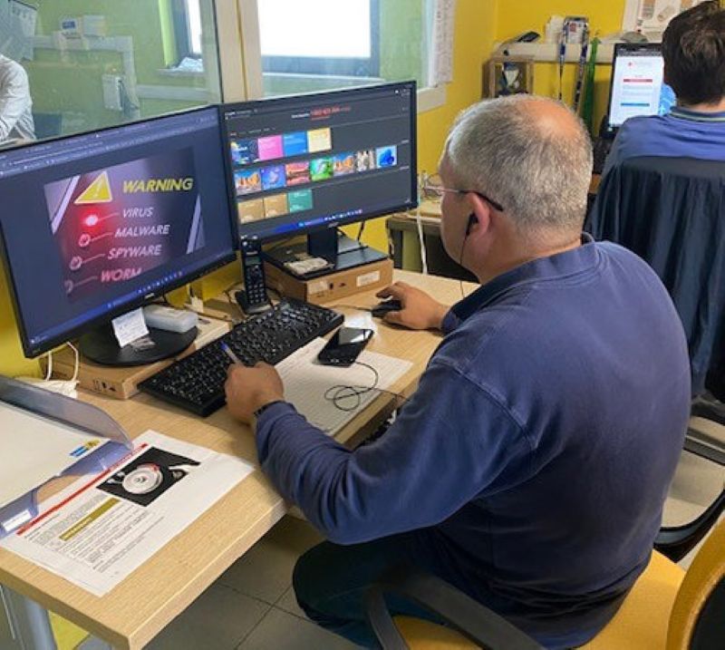 Illustrazione di un tecnico con cuffie che fornisce assistenza informatica da remoto tramite computer