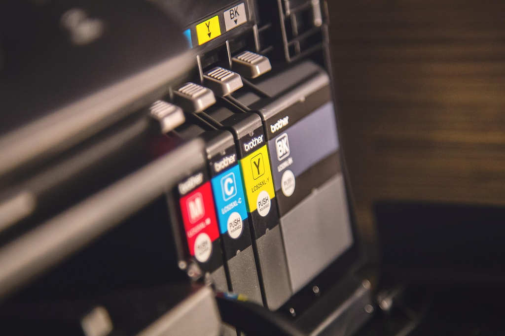 Dettaglio inchiostri colorati stampante inkjet multifunzione